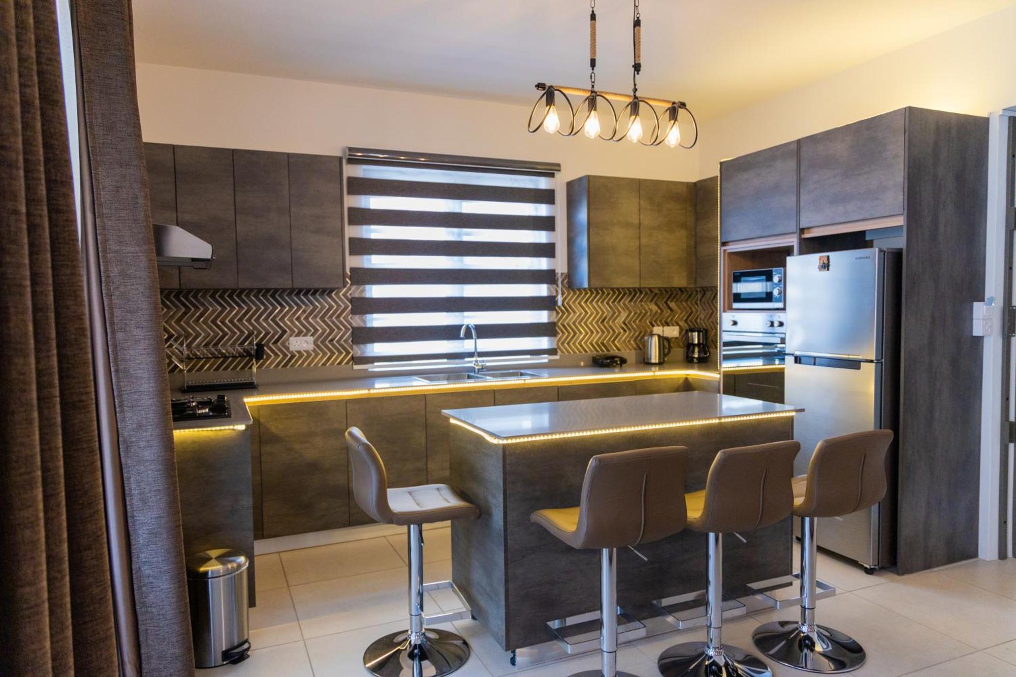 Luxury Tropical Oasis 3 Bedroom With Pool Close To Apartment *