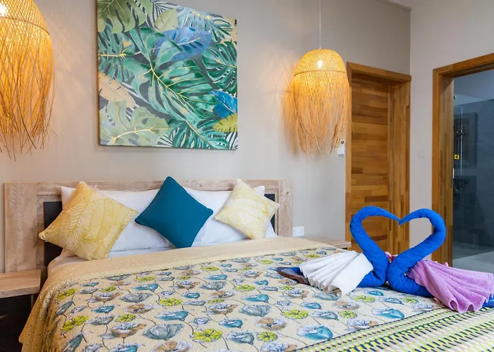 Luxury Tropical Oasis 3 Bedroom With Pool Close To Beach