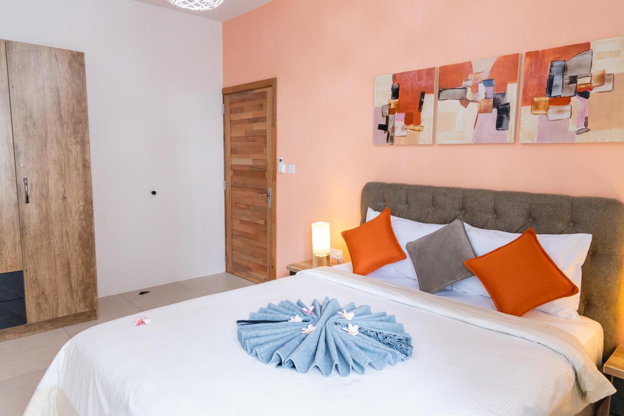 Luxury Tropical Oasis 3 Bedroom With Pool Close To Apartment *